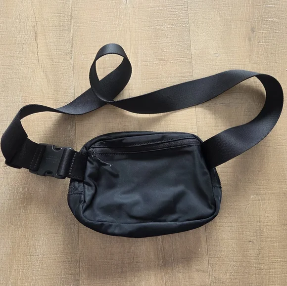 Lululemon Black Crossbody Bag - Picture 2 of 3